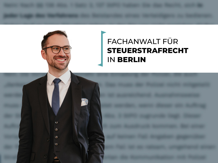 Zu sehen ist Felix F. Haug - Rechtsanwalt in Berlin, das Thema Steuerstrafrecht wird erwähnt in der Schrift, Links ist ein Bild von Felix Haug und im Hintergrund ist verschwommene Schrift zu sehen